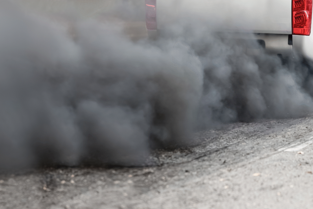 voiture qui fume échappement